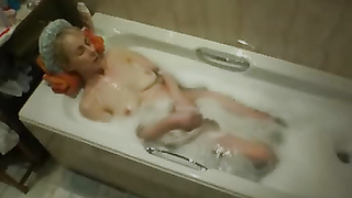 Зріла матуся приймає ванну і мастурбує